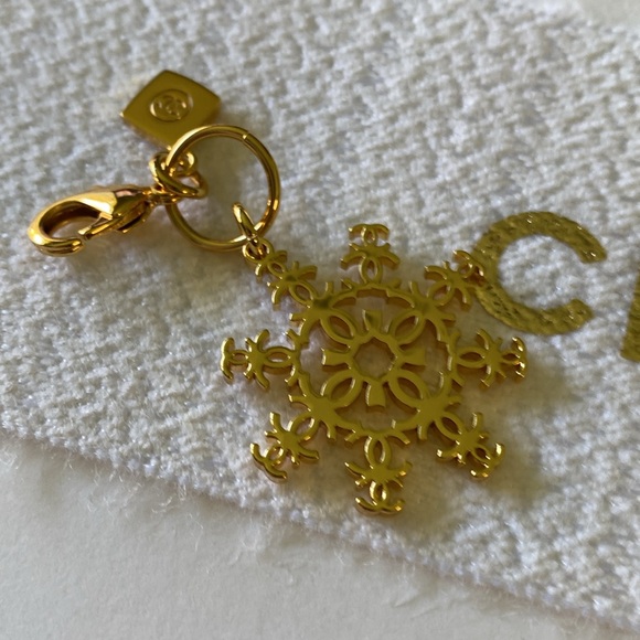 Chanel Holiday Gift Packaging - Picture 10 of 11